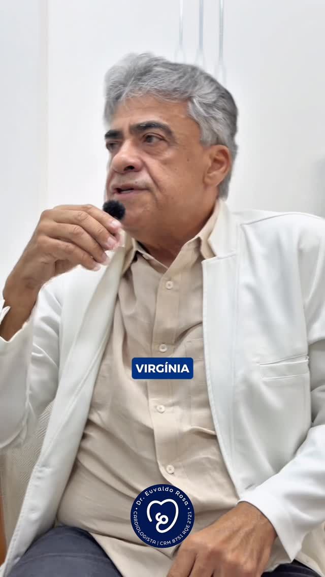 A gente costuma preparar o coração, os exames, a cirurgia…
Mas quase ninguém fala sobre preparar o idoso para continuar vivendo bem depois do procedimento. 🧓🏻💙

E isso faz toda diferença.

Muitos idosos passam por internações ou procedimentos aparentemente simples e, dias depois, já não conseguem mais fazer coisas que antes faziam com autonomia: andar, dirigir, tomar banho sozinhos, sair de casa…

Recentemente acompanhei um paciente de 86 anos, ativo, independente, que dirigia e até montava a cavalo. Após uma complicação depois de um procedimento, voltou ao consultório em uma cadeira de rodas.

O declínio funcional no idoso é mais comum do que as pessoas imaginam — e precisa ser levado a sério.

Preparar o paciente antes da cirurgia, cuidar da nutrição, da mobilidade, da força muscular e reduzir o tempo de imobilização pode ajudar muito na recuperação e na preservação da autonomia. 🙏🏼

Envelhecer bem também é passar por procedimentos com mais segurança e qualidade de vida.

#Geriatria #Cardiogeriatria #SaúdeDoIdoso #Longevidade #EnvelhecimentoSaudável
