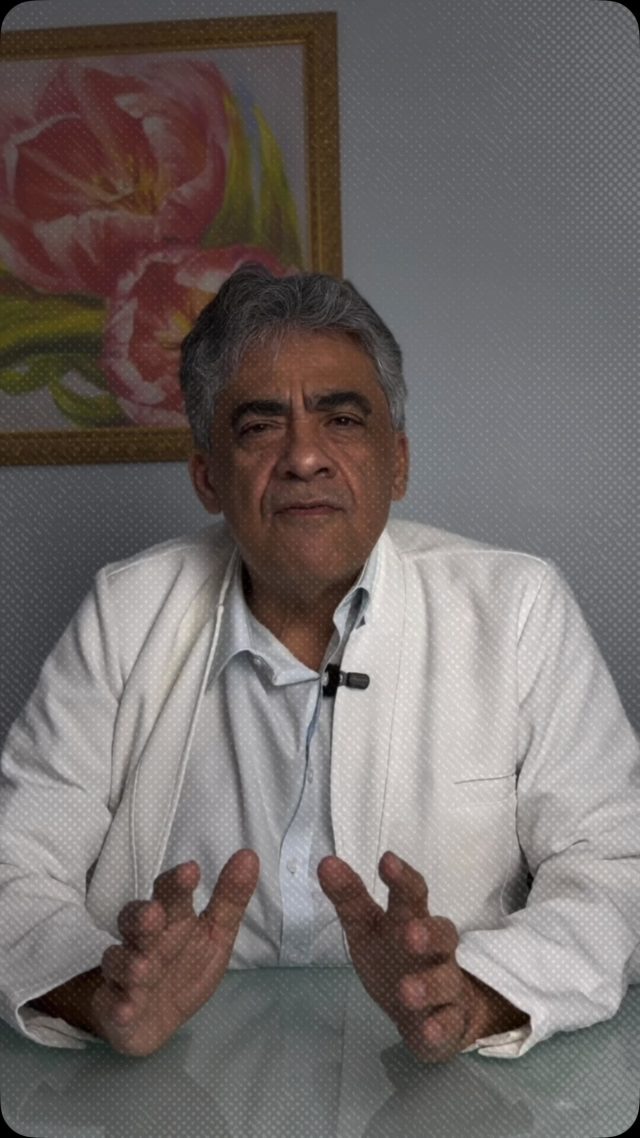 Antes de um AVC, o corpo pode dar sinais. E o mais preocupante é que eles, muitas vezes, desaparecem em poucos minutos, fazendo a pessoa acreditar que “já passou”.

Dormência em um lado do corpo, boca torta, dificuldade para falar ou movimentar um braço, além da perda súbita da visão, podem ser sintomas de um ataque isquêmico transitório (AIT), um importante sinal de alerta que nunca deve ser ignorado.

Quanto mais rápido o atendimento, maiores são as chances de reduzir sequelas e preservar a qualidade de vida. Afinal, quando falamos de AVC, cada minuto faz diferença.

Se você ou alguém próximo apresentar qualquer um desses sintomas, procure atendimento médico imediatamente.

#AVC #AtaqueIsquemicoTransitório #Neurologia #Saúde #Prevenção TempoÉCérebro Conscientização SantaCasaSAJ UNACON RecôncavoBaiano