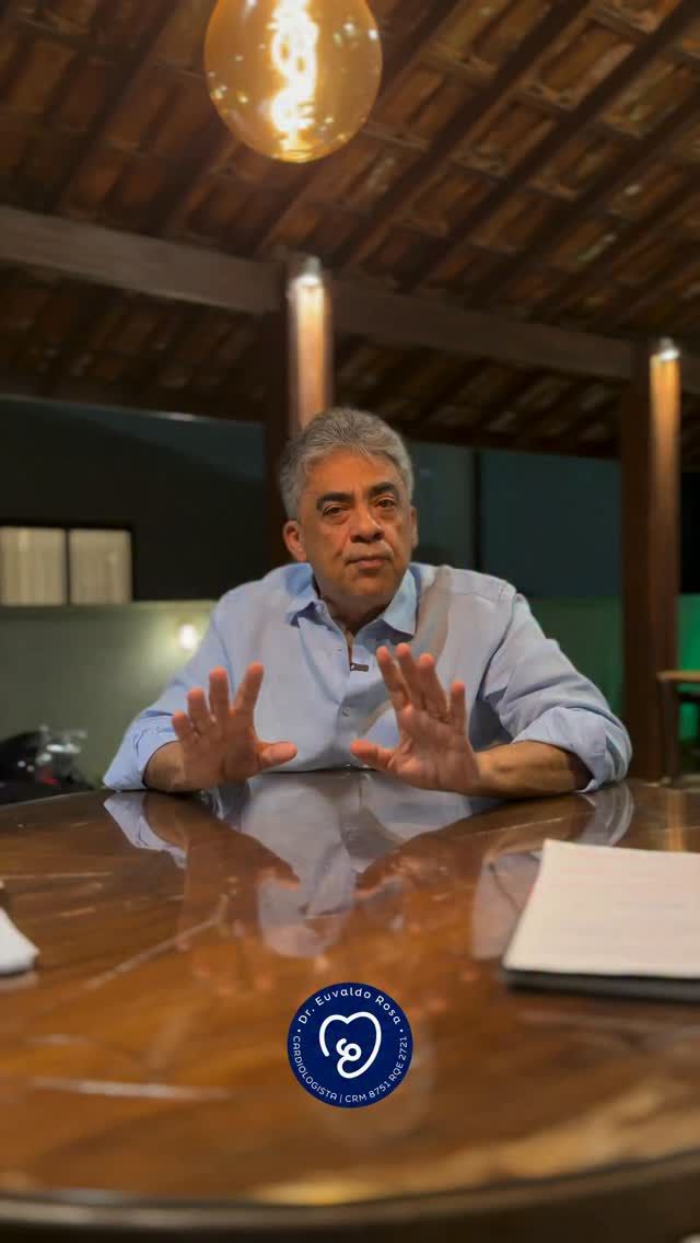 A dificuldade para levantar do sofá pode parecer apenas “coisa da idade”. Mas nem sempre é.

Perda de força, equilíbrio e autonomia podem começar com sinais pequenos. Por isso, observar também é uma forma de cuidar. ❤️

Não normalize a perda de função de quem você ama. Envie este vídeo para quem tem os pais envelhecendo.

#EnvelhecimentoSaudável #SaúdeDoIdoso #Geriatria #Sarcopenia #CuidadoComQuemAmamos