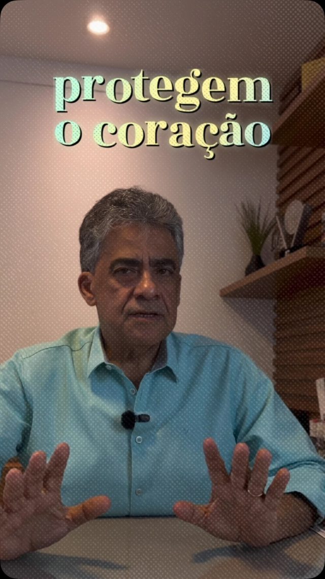Ela entrou no consultório para cuidar do coração. Quando perguntei sobre a carteira de vacinação, veio a surpresa: “Mas vacina também faz parte do tratamento?”

E faz.

Cuidar do coração vai muito além dos medicamentos. Infecções como gripe, COVID-19 e doenças pneumocócicas podem aumentar a inflamação no organismo e elevar o risco de infarto, AVC e descompensação da insuficiência cardíaca.

A prevenção é uma das ferramentas mais importantes da medicina. Por isso, na próxima consulta, leve sua carteira de vacinação. Juntos, podemos avaliar se está tudo em dia e cuidar da sua saúde de forma completa. ❤️

#Cardiologia #MedicinaPreventiva #Vacinação #SaúdeDoCoração #Prevenção